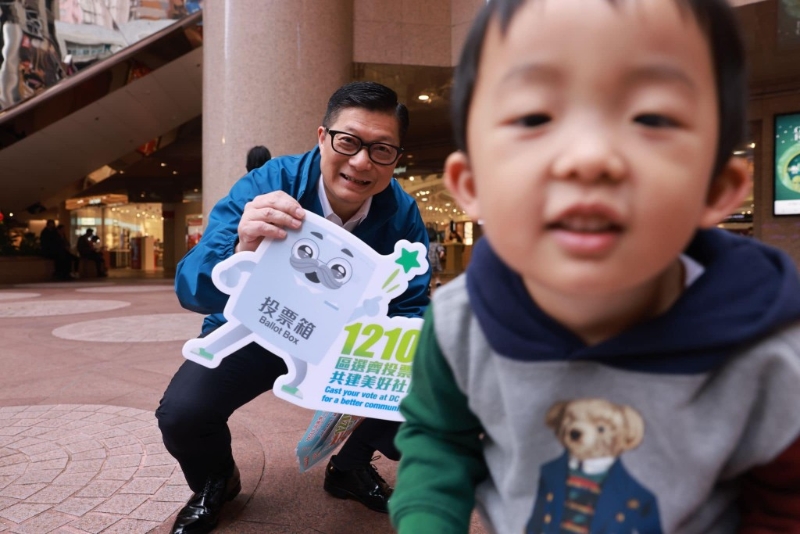 保安局局長鄧炳強（左）。 鄧炳強FB圖片