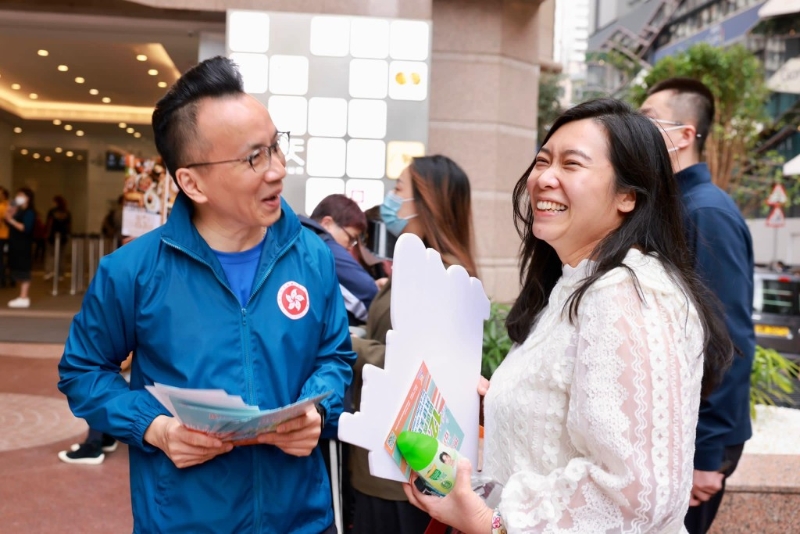 保安局常秘李百全（左）。 鄧炳強FB圖片