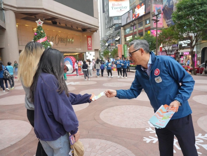 保安局副局長卓孝業(yè)（右）。 鄧炳強FB圖片