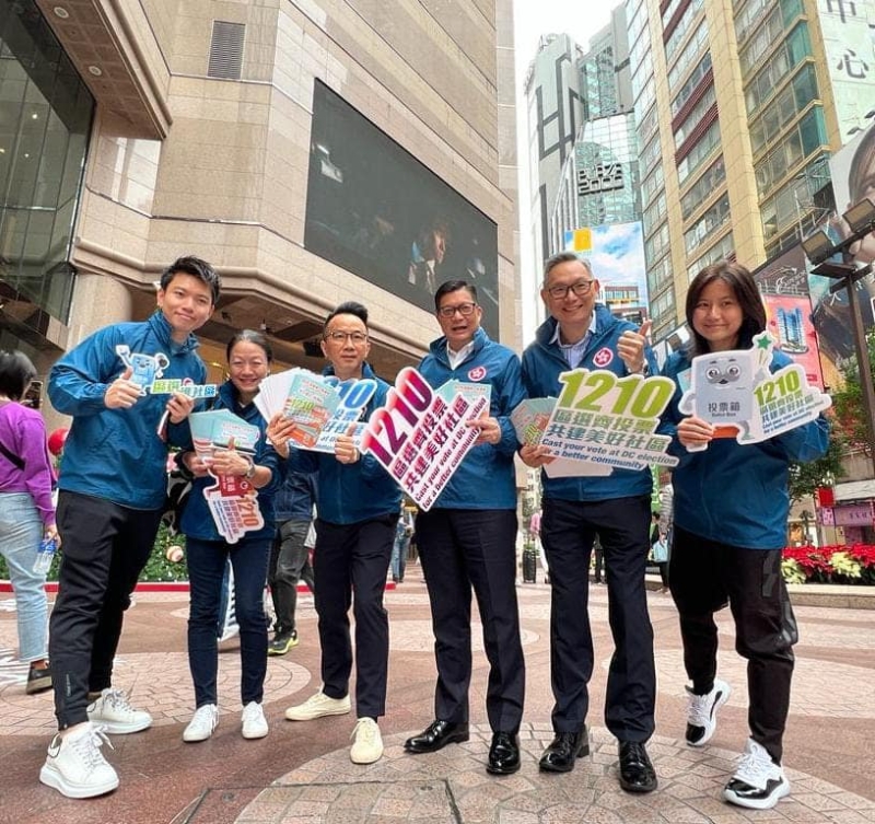 鄧炳強攜保安局團(tuán)體到銅鑼灣派發(fā)傳單。 鄧炳強FB圖片