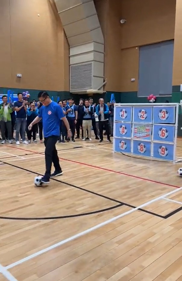 鄧炳強與卓孝業(yè)及李百全在保安局運動中玩射龍門游戲。 鄧炳強facebook影片截圖