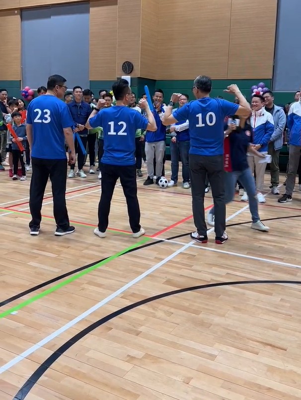 三人分別穿上“23”、“12”、“10”運動服，玩游戲之余也不忘宣傳選舉。 鄧炳強facebook影片截圖