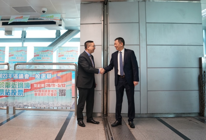 郭俊峯（左）在羅湖橋深港分界線(xiàn)與深圳邊檢總站總站長(zhǎng)徐曉偉（右）會(huì)面。