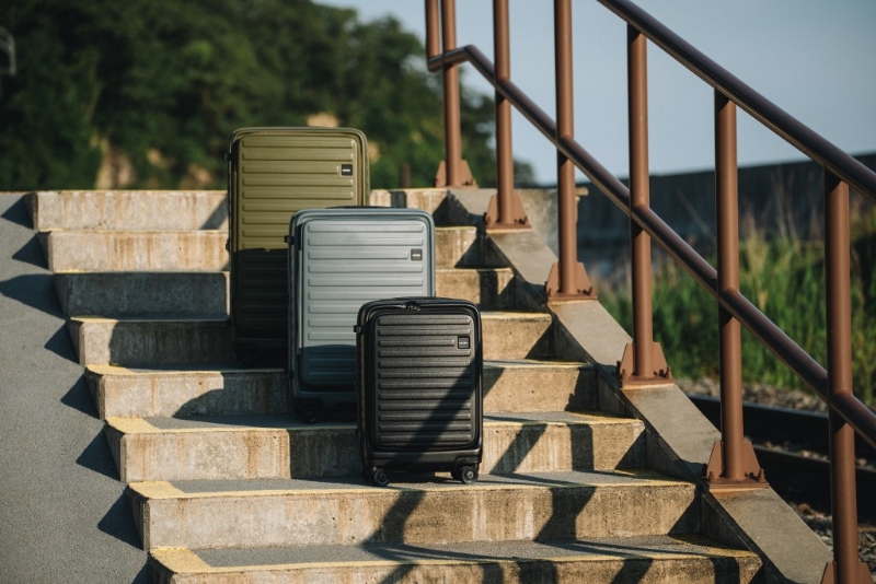 先后在大圍圍方及元朗形點開設(shè)專店的人氣品牌Lojel，為其王牌Cubo行李箱新推升級版本（$2,600至$3,300）。 現(xiàn)于品牌專門店消費(fèi)，即可獲贈限量版圣誕主題裝飾貼紙、明信片及免費(fèi)禮物袋。 （LO）