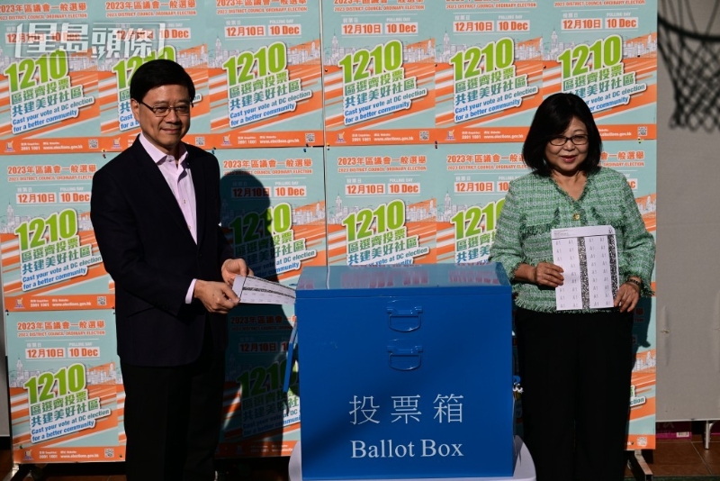 李家超與太太到高主教書院票站投票。