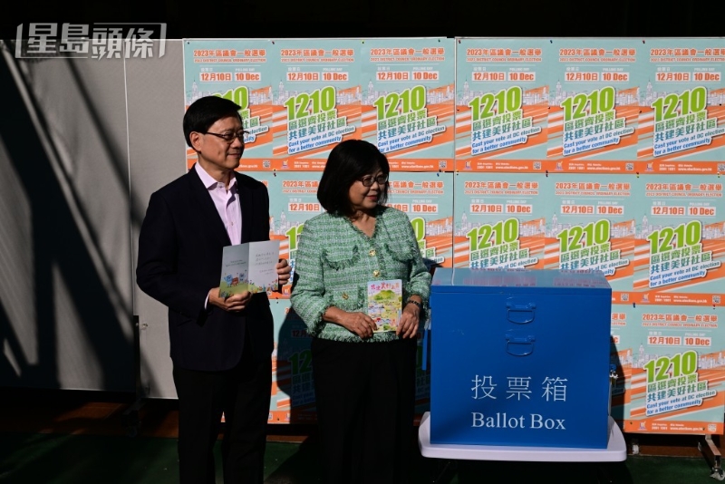 李家超及太太獲票站職員送贈(zèng)心意卡。