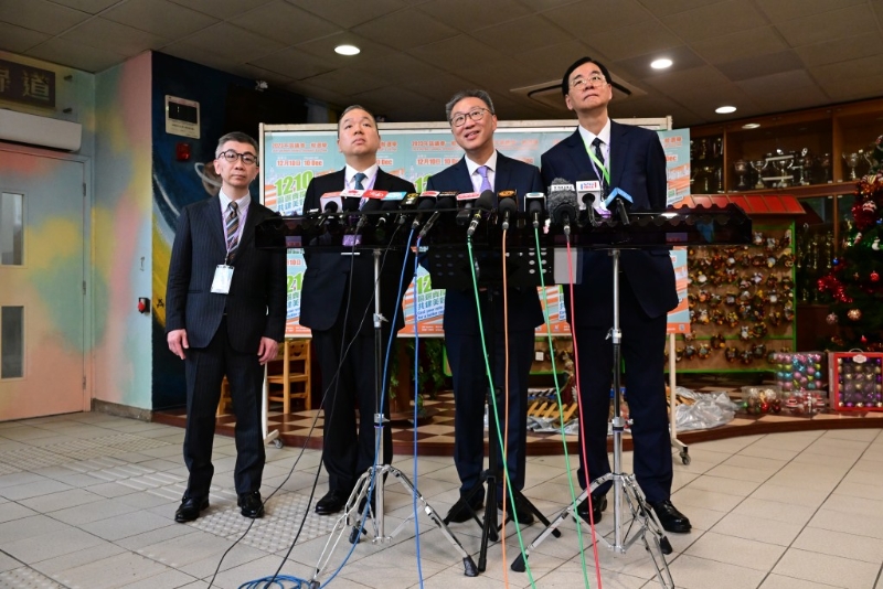 選委會主席陸啟康早上到油麻地天主教小學(xué)票站巡視。