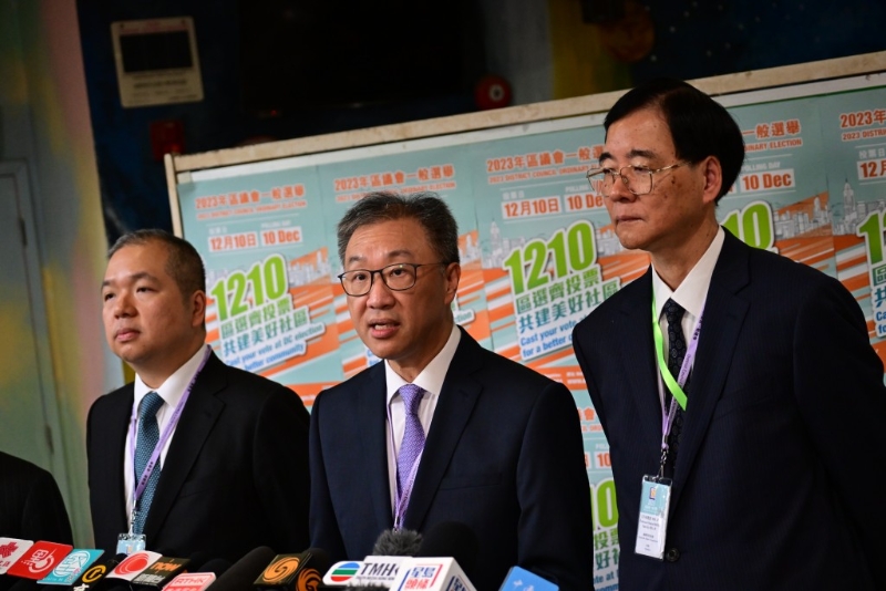 選委會主席陸啟康（中）。