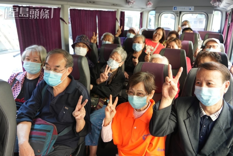 中心今早租用小巴分兩批運送長者前往票站投票。