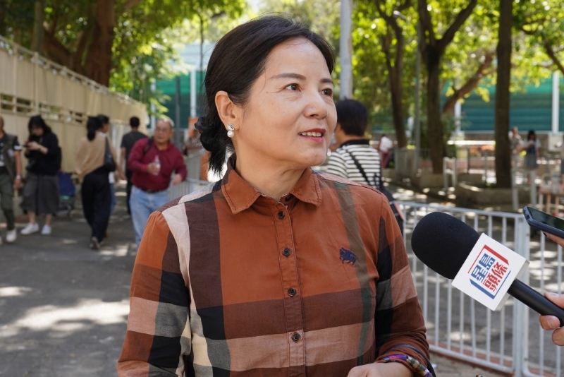 曾女士指投票過程僅約2分鐘，加上票站外有免費接駁巴士，十分方便。