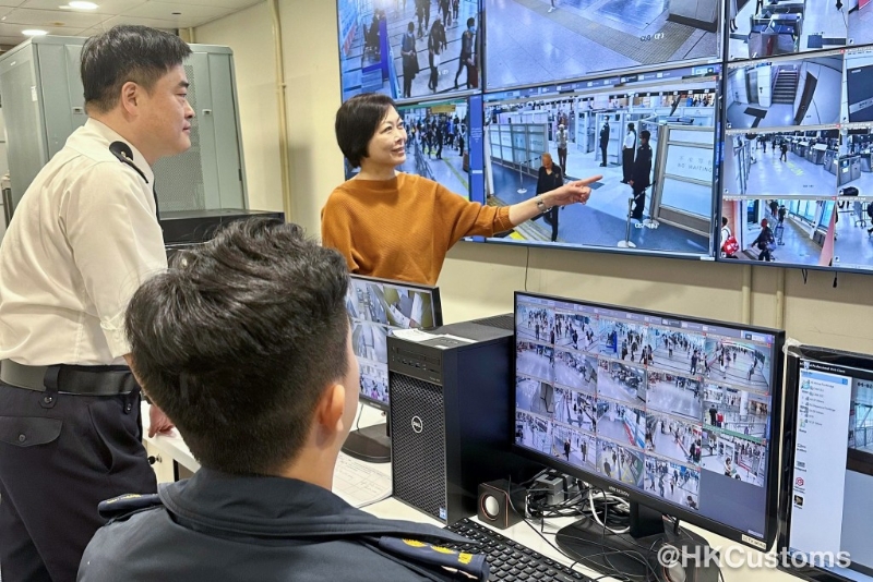 海關(guān)助理關(guān)長(zhǎng)（邊境及港口）吳潔貞巡視口岸。海關(guān)fb