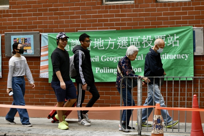 市民前往投票。