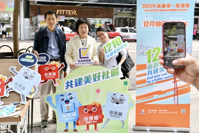 市民投完票在門外打卡。