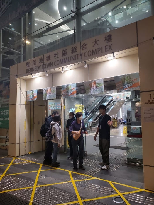 有市民向《星島網(wǎng)》表示，原打算往堅尼系城社區(qū)綜合大樓票站投票，但現(xiàn)場職員表示電子取票系統(tǒng)搶修中，暫不準(zhǔn)進(jìn)入票站。