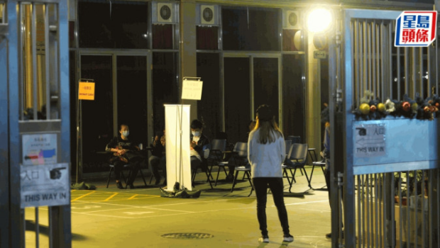 多區(qū)票站電子系統(tǒng)故障，8時12分改為人手派票，投票時間將相應(yīng)順延。