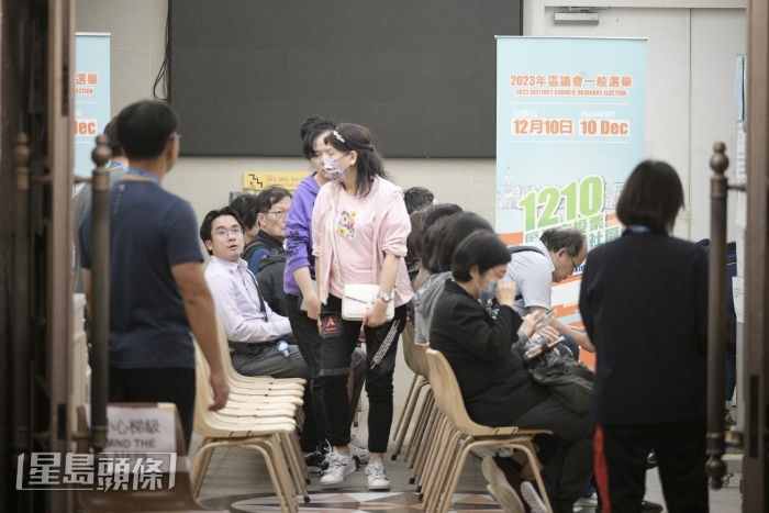 有選民在灣仔皇仁書院票站等候。