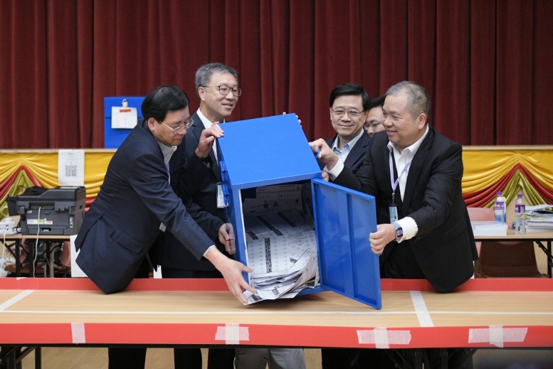 行政長官李家超、陸啟康法官、石丹理教授和文本立資深大律師到香港銅鑼灣高士威道120號皇仁書院點票站巡視及倒出票箱中的選票