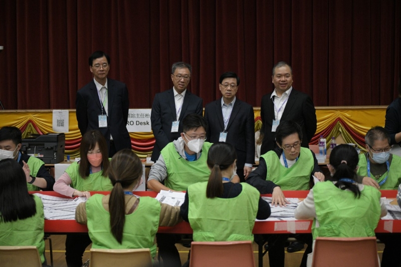 行政長官李家超、陸啟康法官、石丹理教授和文本立資深大律師到香港銅鑼灣高士威道120號皇仁書院點票站巡視及倒出票箱中的選票。