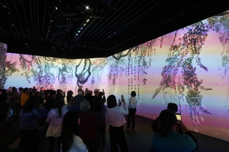 館方采用沉浸式多媒體技術(shù)，重新呈現(xiàn)齊白石的畫(huà)作。