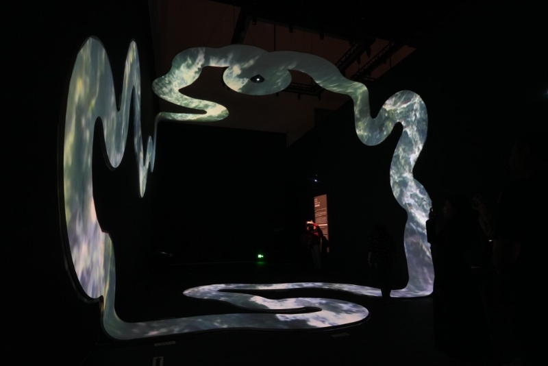 展覽中以不同現(xiàn)代技術(shù)如AI、光影等，創(chuàng)作出不同藝術(shù)作品。