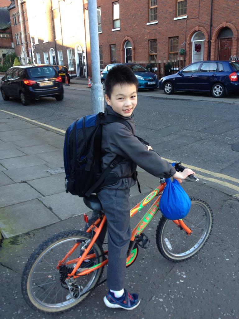 Thomas于6歲時(shí)，隨家人移居英國。