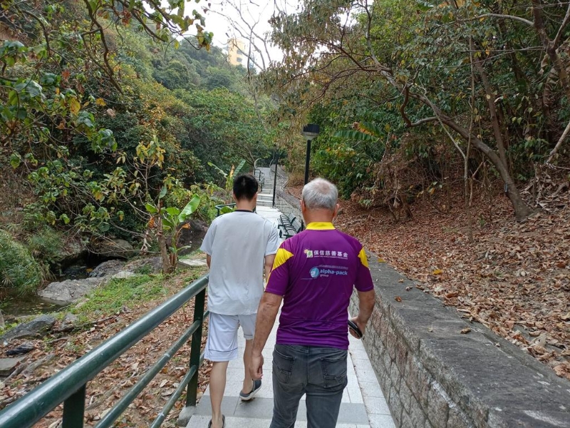 惲校長透過行山，協(xié)助Thomas走出困境。