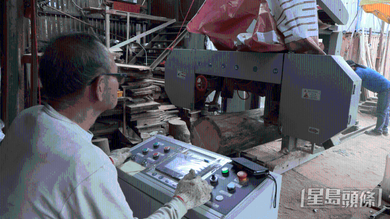 70多歲的權(quán)哥仍然每日在木廠工作。