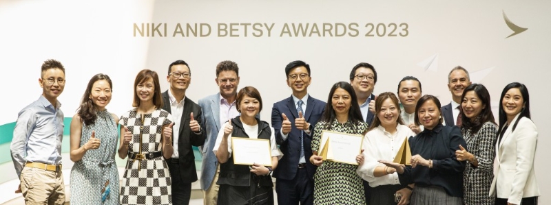 在國(guó)泰工作逾20年的高級(jí)客戶服務(wù)顧問Louise Ip（綠衣者）去年獲得一共28封嘉許信。