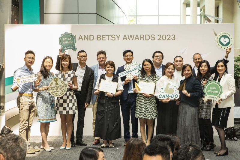 國(guó)泰每年都舉辦Niki and Betsy Awards員工嘉許禮，表彰同事由心出發(fā)的優(yōu)秀服務(wù)態(tài)度。