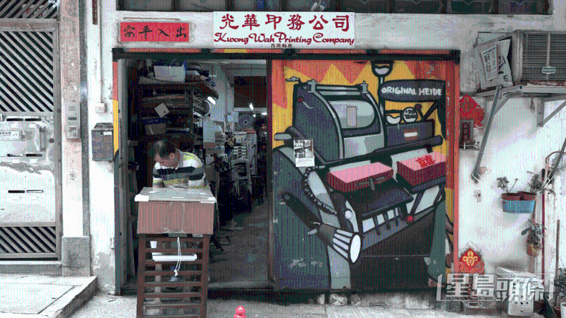 現(xiàn)時Sam哥不時擔(dān)任中西區(qū)導(dǎo)賞團導(dǎo)游，講解中上環(huán)一帶歷史。