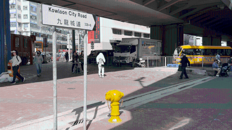 該條闊坑渠位于九龍城道，渠面沒(méi)有任何渠蓋整平。