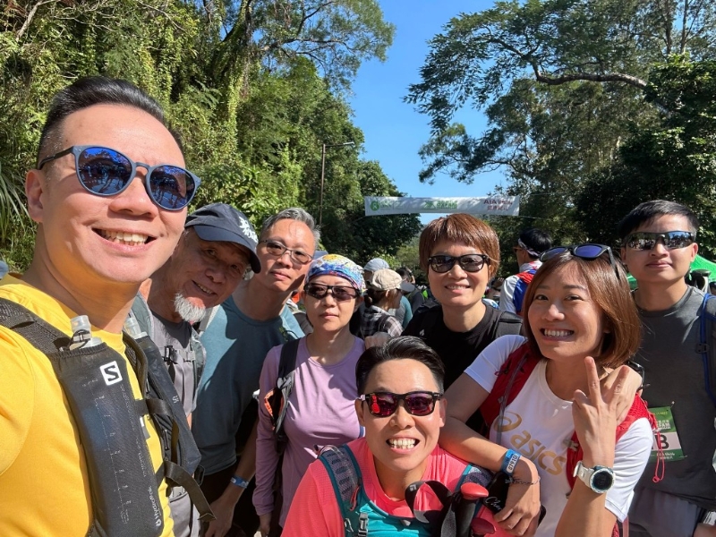 細(xì)仔智樂與光叔及二哥智浩（左一至左三）組成2隊伍一同參加毅行者，眾人起點合照