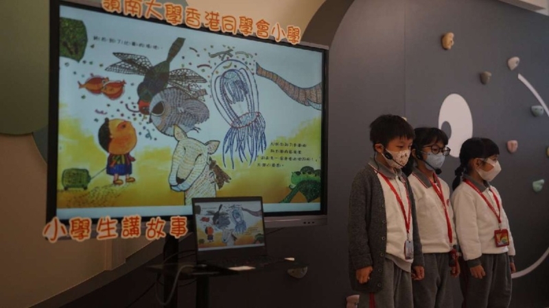 即使小手已經(jīng)緊張得顫抖，但仍然用從容的語調(diào)講故事，展現(xiàn)哥哥姐姐的風(fēng)范。