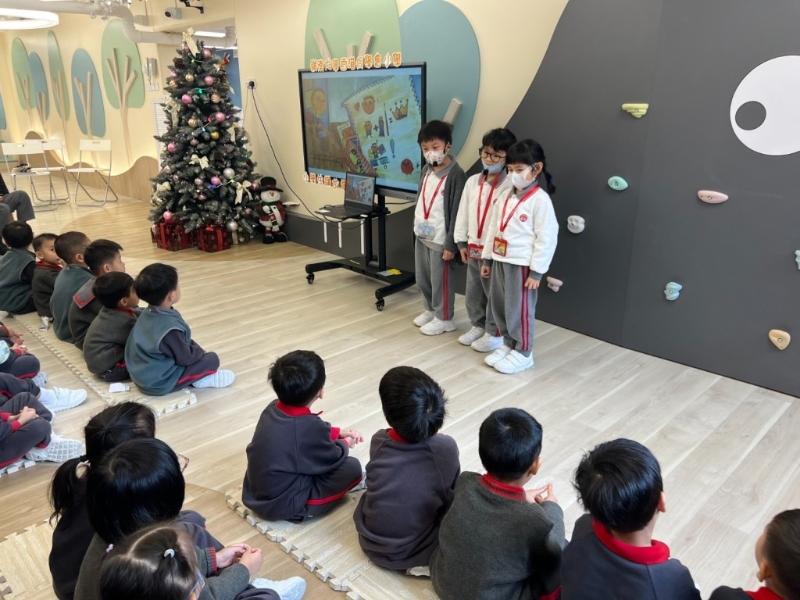 魔法師在展現(xiàn)魔法，令幼稚園學(xué)生可以安坐位中，專心聆聽。