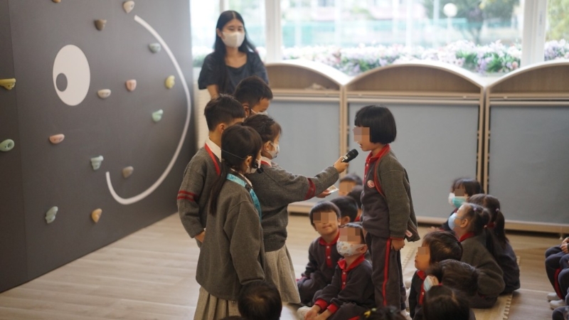 個(gè)子相當(dāng)，但這已是哥哥姐姐與妹妹之間的交流。