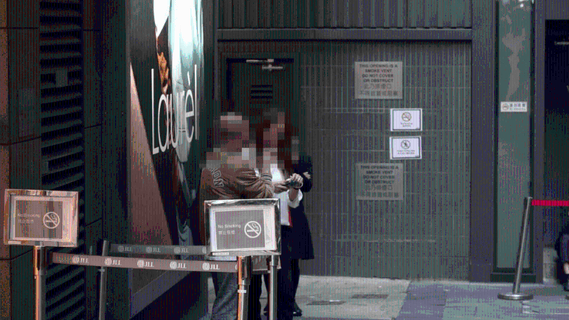 記者訪問當天附近一直有人抽煙。