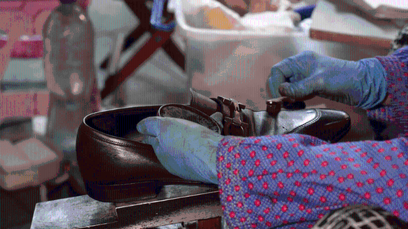 鞋跟、鞋面、五金等，每個部位也需要不同的工具，細致處理。