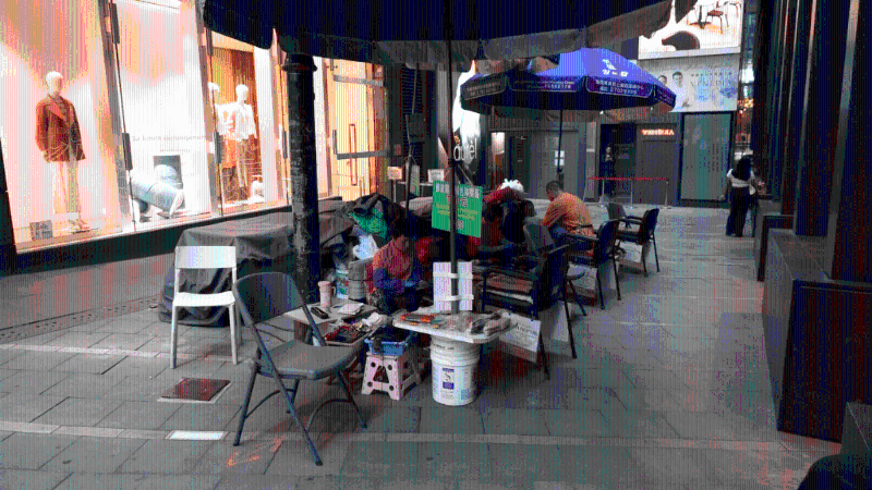 珍姐與兩位拍檔，朝十晚六就在戲院里擺檔，附近不時有煙民吸煙，二手煙避無可避。