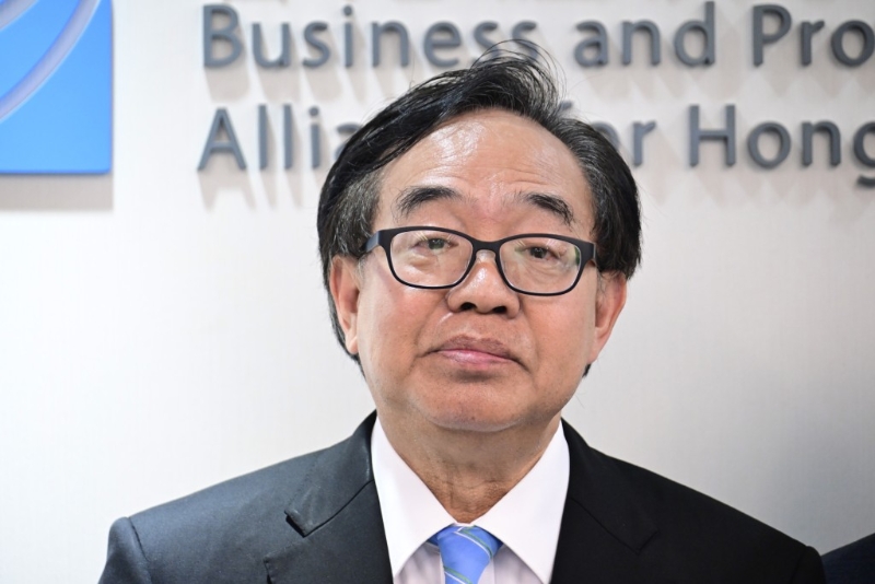 經(jīng)民聯(lián)主席盧偉國表示，今次區(qū)選競爭激烈，選舉結(jié)果說明推經(jīng)濟，惠民生的理念獲得廣大市民的認同及支持。 陳極彰攝