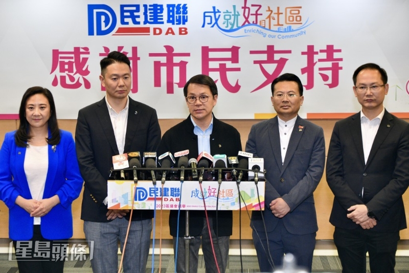 第七屆區(qū)議會選舉圓滿結(jié)束，民建聯(lián)成為“大贏家”，地區(qū)直選羸得41席，間選羸得68席，合共取得107席。盧江球攝