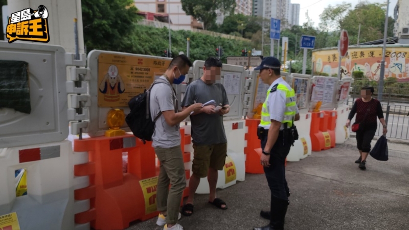 市民何先生（圖中灰色衫）表示：“捉過一次唔敢再亂過馬路！”