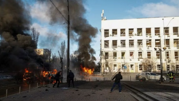 俄軍10枚導(dǎo)彈襲基輔被擊落，碎片釀50多人傷