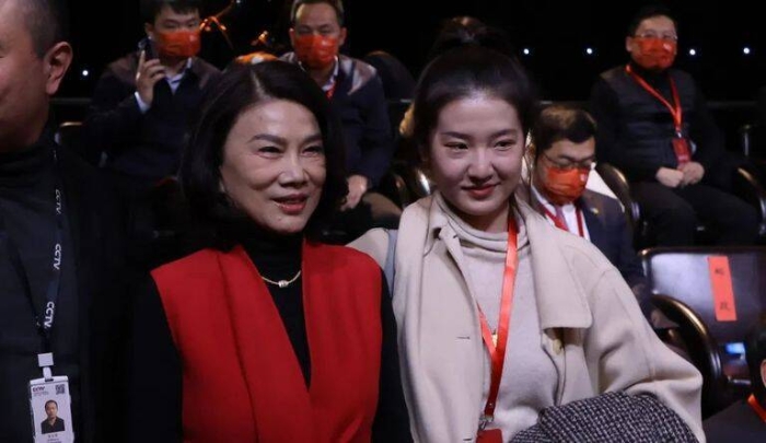 董明珠帶孟羽童出席公開活動。