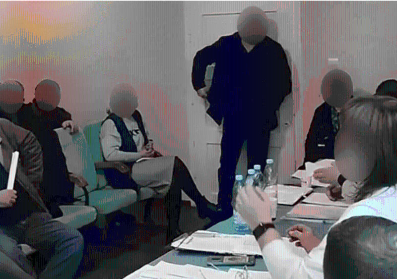 村議員謝爾希?巴特林(Serhiy Batryn)突然走進(jìn)房間。