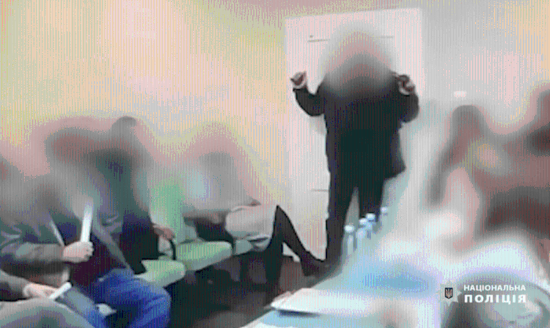 然后從夾克口袋里取出至少三枚手榴彈。