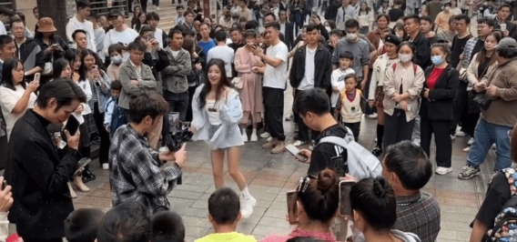 東門吸引不少直播主在此聚集 東門吸引不少直播主在此聚集