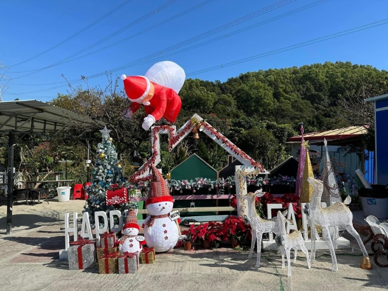 開心花園農(nóng)莊另設(shè)任食燒烤、兒童游樂設(shè)施及特別圣誕活動，而燒烤免收入場費(fèi)。 （H）