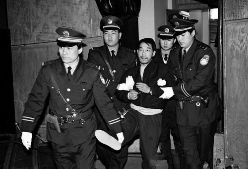 法子英被押往接受調(diào)查。 網(wǎng)絡(luò)圖片