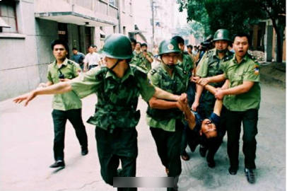 法子英遭警方圍捕，中槍后被枱走。 網(wǎng)絡(luò)圖片