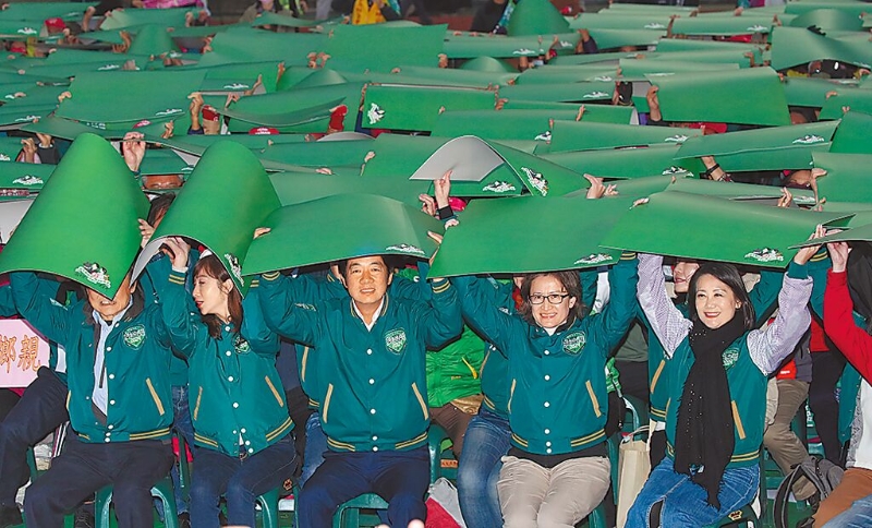 賴清德（中）、蕭美琴（右二）